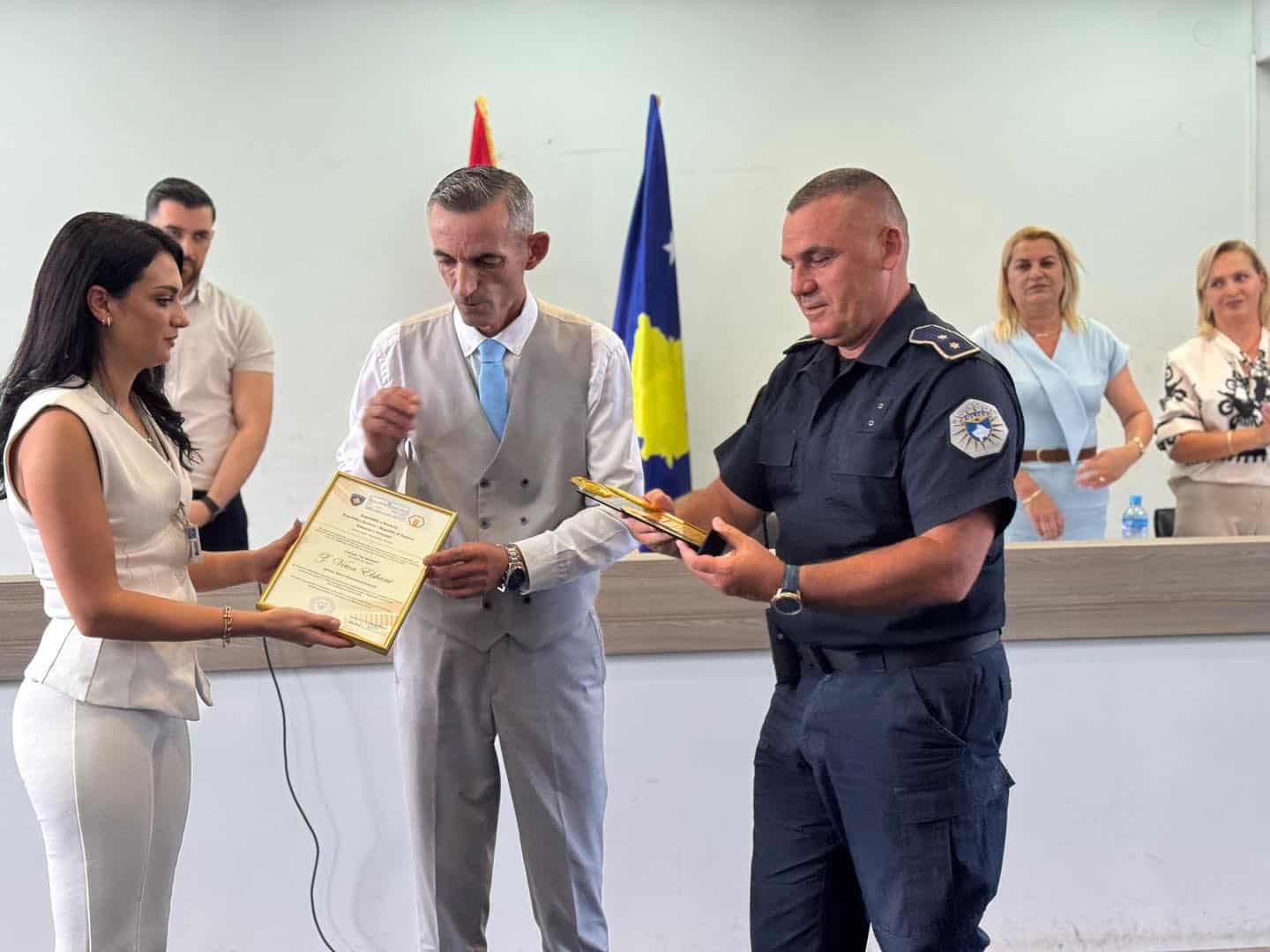 Komuna e Zveçanit shpall “qytetar nderi” z. Veton Elshani, Zëvendësdrejtor i Policisë së Kosovës për Rajonin e Veriut!