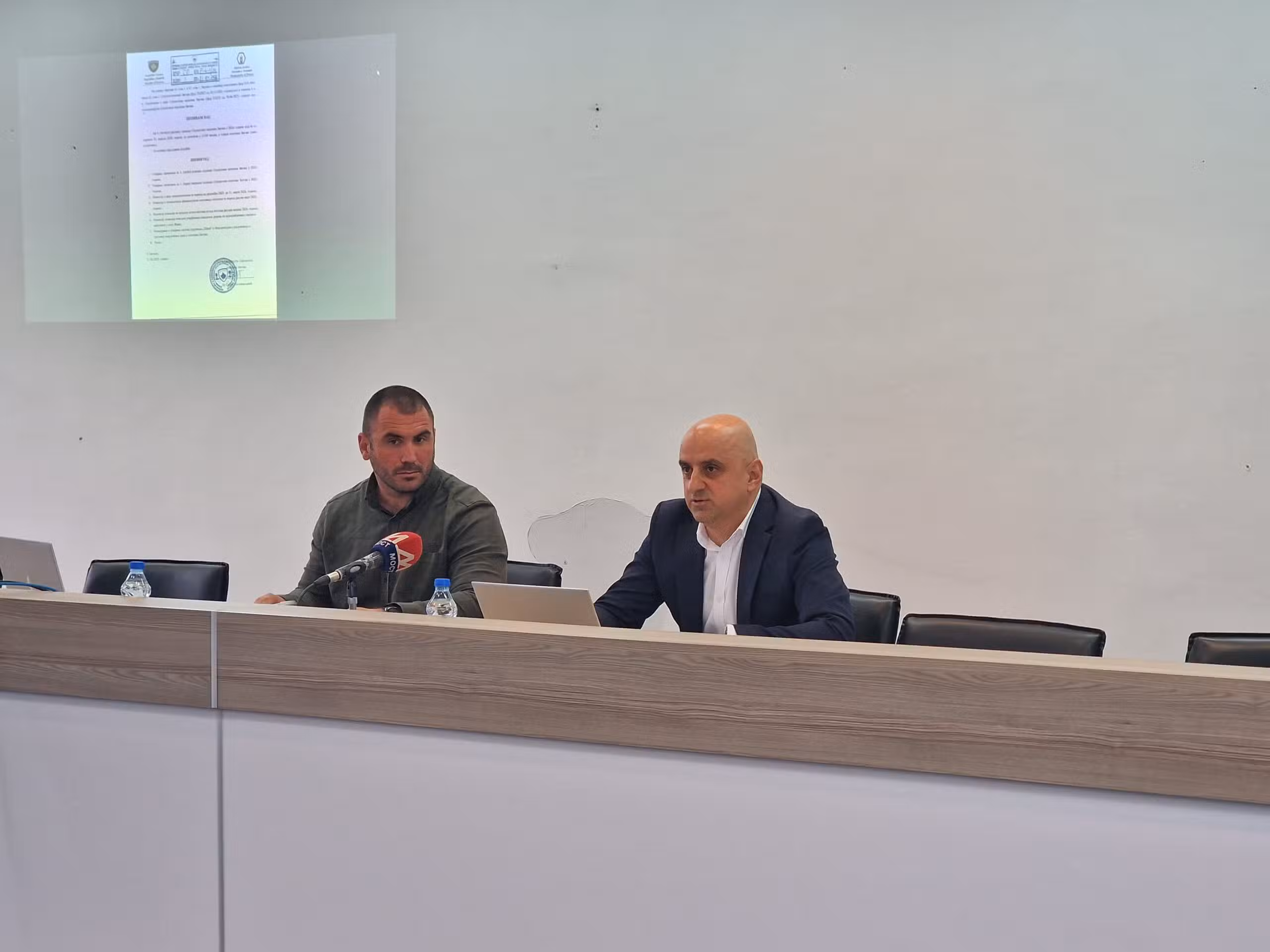 Mbledhja e katërt e rregullt e Kuvendit Komunal të Zveçanit: miratohen raportet kyçe, vlerësohen dëmet nga përmbytjet dhe miratohen masa për menaxhimin e qenve endacakë