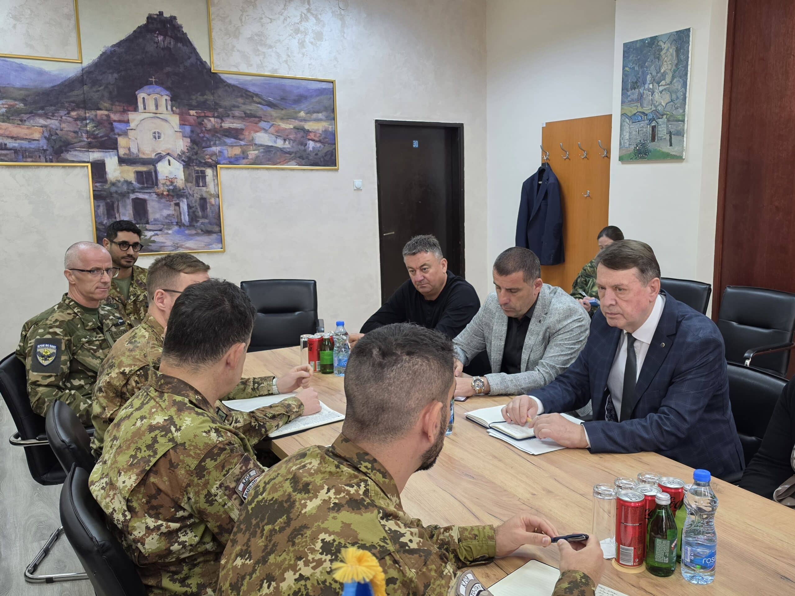 Takim i udhëheqjes së komunës së Zveçanit me zëvendëskomandantin e KFOR-it mbi situatën e sigurisë dhe problemet aktuale